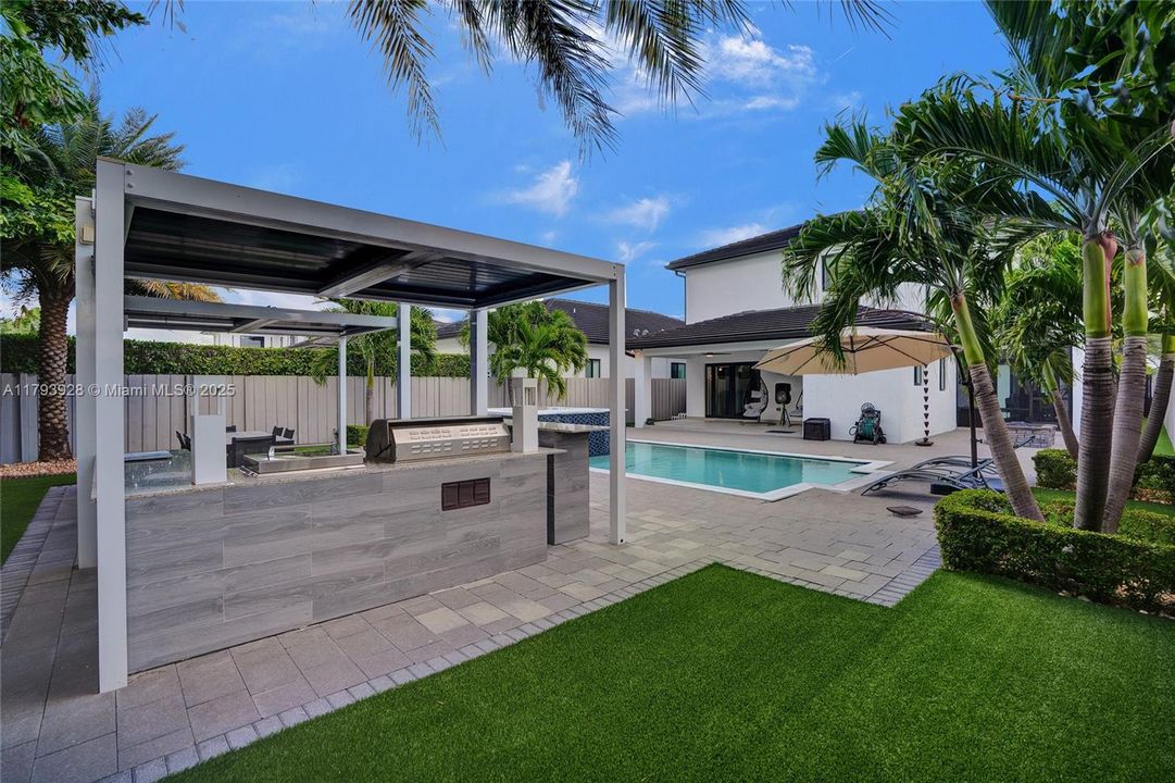 最近售出: $1,320,000 (5 贝兹, 4 浴室, 2925 平方英尺)