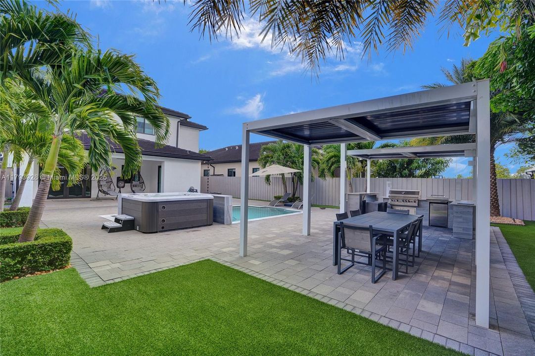 最近售出: $1,320,000 (5 贝兹, 4 浴室, 2925 平方英尺)