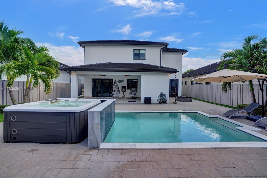 最近售出: $1,320,000 (5 贝兹, 4 浴室, 2925 平方英尺)