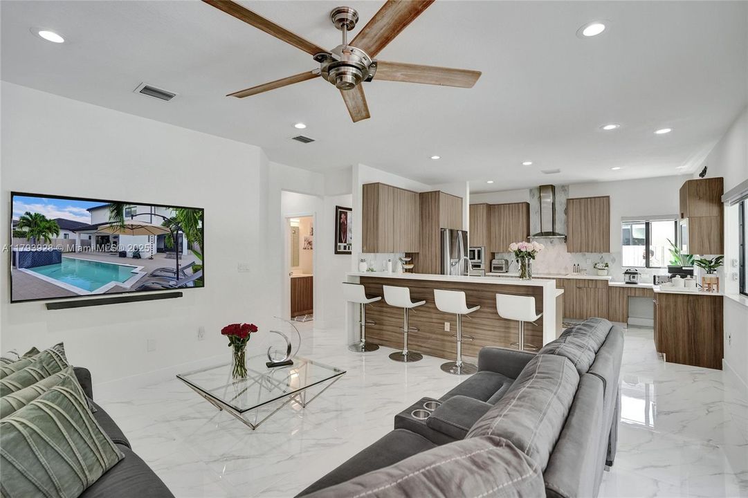 最近售出: $1,320,000 (5 贝兹, 4 浴室, 2925 平方英尺)