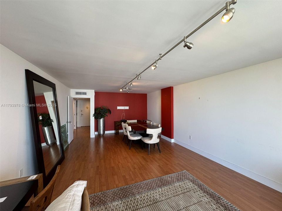 待售: $185,000 (1 贝兹, 2 浴室, 1066 平方英尺)