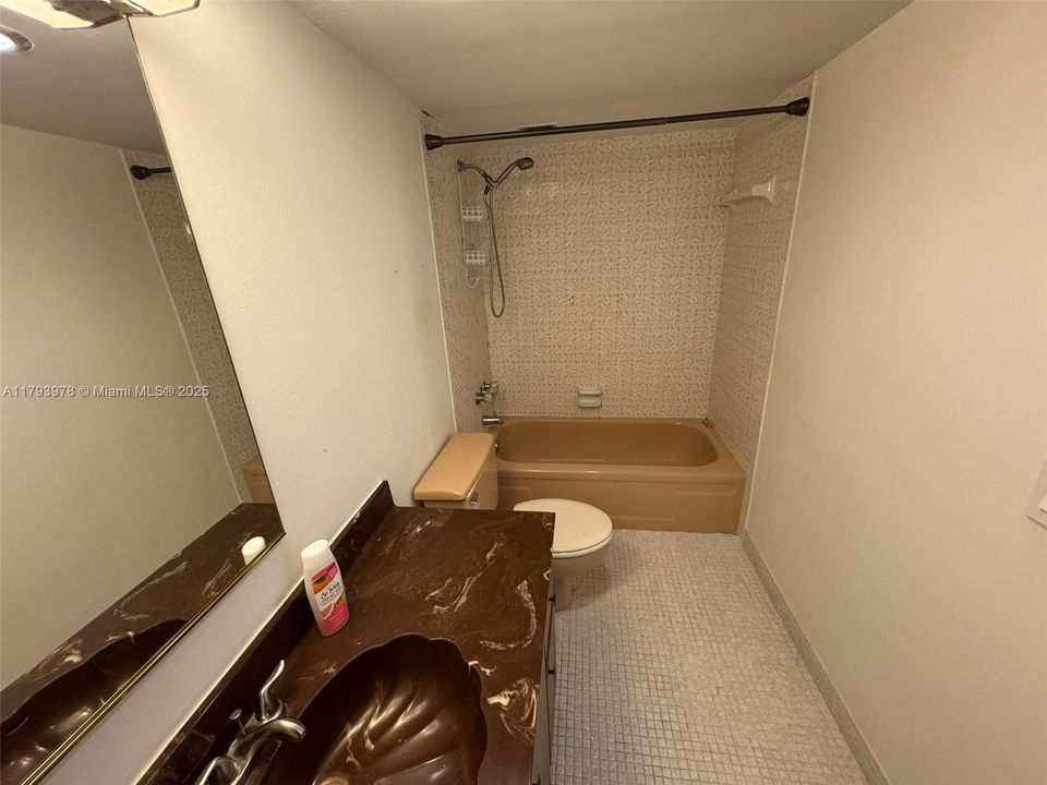 待售: $185,000 (1 贝兹, 2 浴室, 1066 平方英尺)