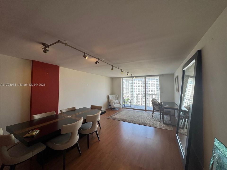 待售: $185,000 (1 贝兹, 2 浴室, 1066 平方英尺)