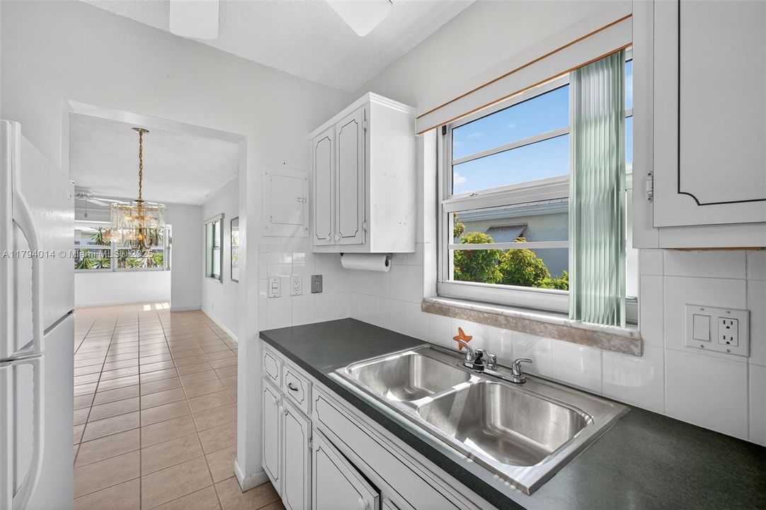 待售: $125,000 (2 贝兹, 2 浴室, 825 平方英尺)