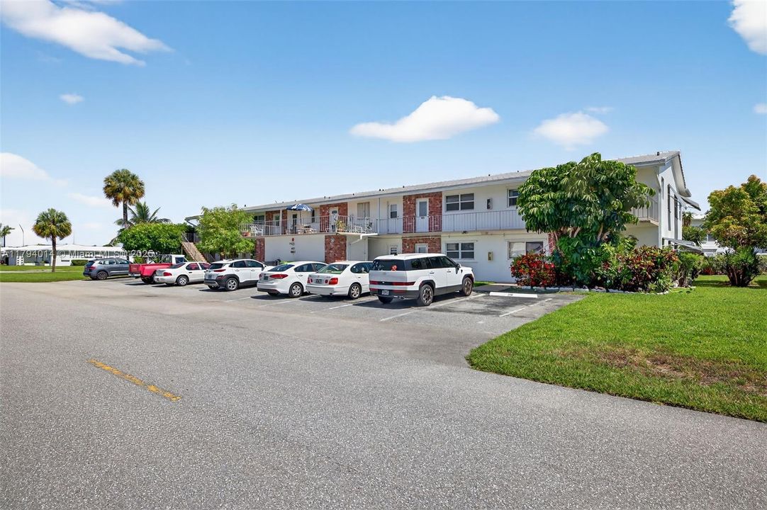 待售: $125,000 (2 贝兹, 2 浴室, 825 平方英尺)