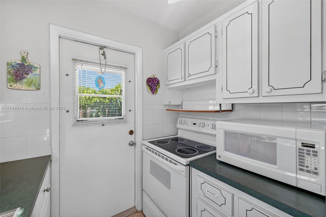 待售: $125,000 (2 贝兹, 2 浴室, 825 平方英尺)