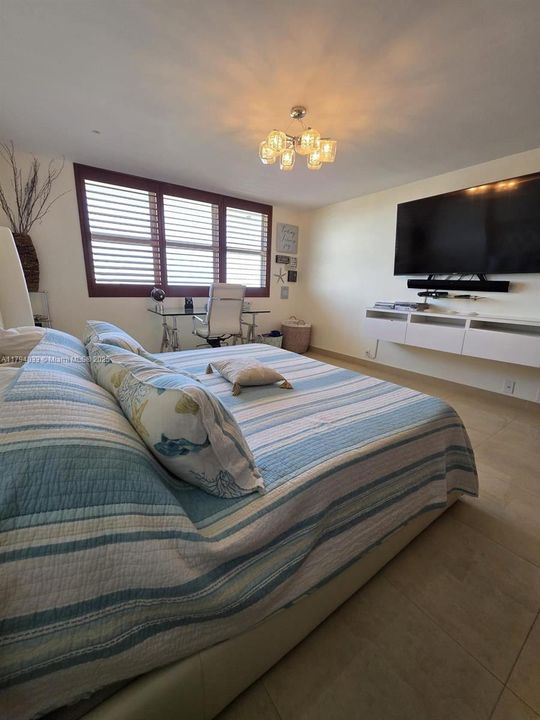 For Sale: $519,000 (1 beds, 2 baths, 918 Square Feet)