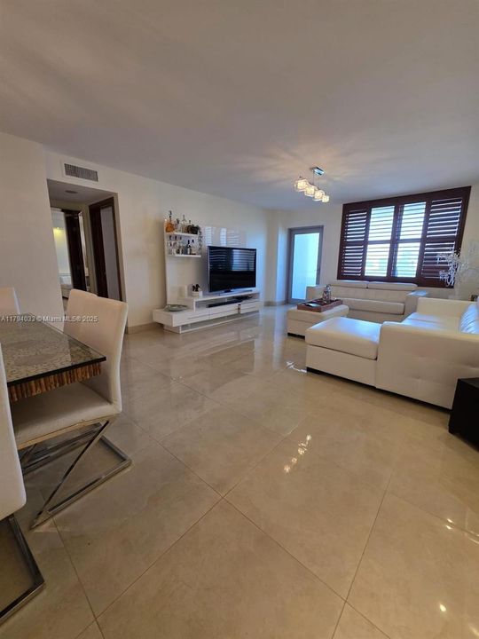 For Sale: $519,000 (1 beds, 2 baths, 918 Square Feet)