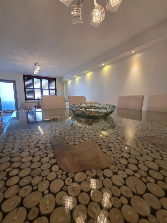 For Sale: $519,000 (1 beds, 2 baths, 918 Square Feet)