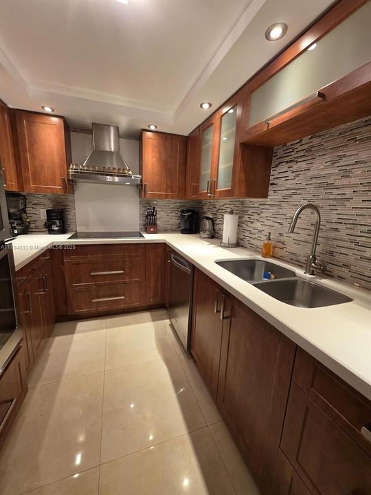 For Sale: $519,000 (1 beds, 2 baths, 918 Square Feet)