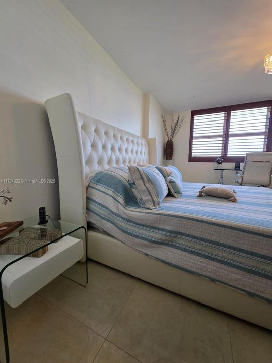 For Sale: $519,000 (1 beds, 2 baths, 918 Square Feet)