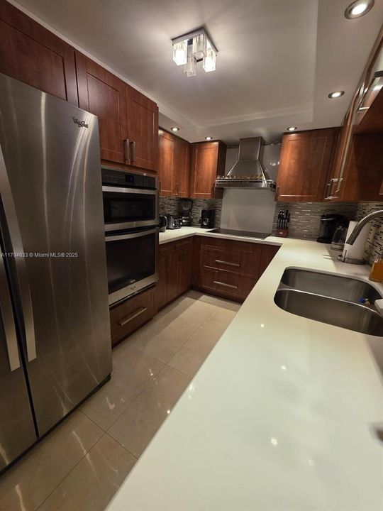 For Sale: $519,000 (1 beds, 2 baths, 918 Square Feet)