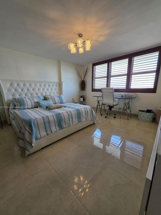 For Sale: $519,000 (1 beds, 2 baths, 918 Square Feet)