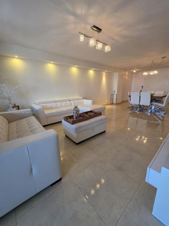 For Sale: $519,000 (1 beds, 2 baths, 918 Square Feet)