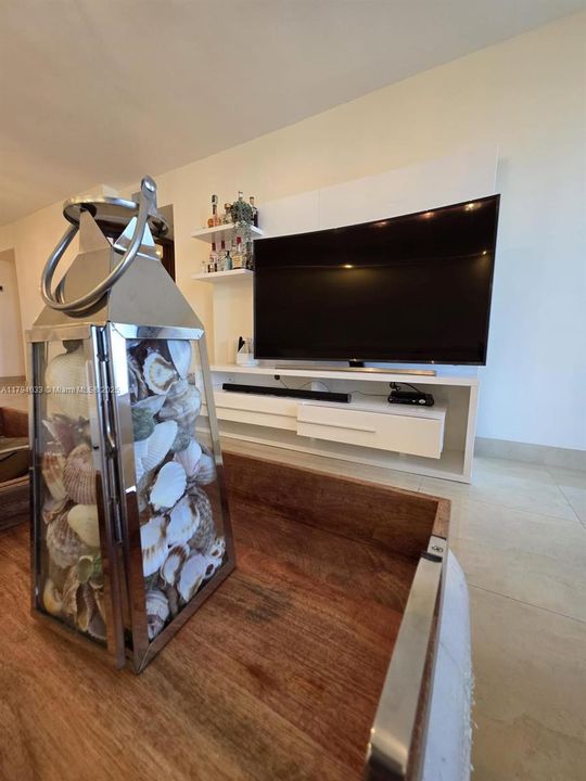 For Sale: $519,000 (1 beds, 2 baths, 918 Square Feet)