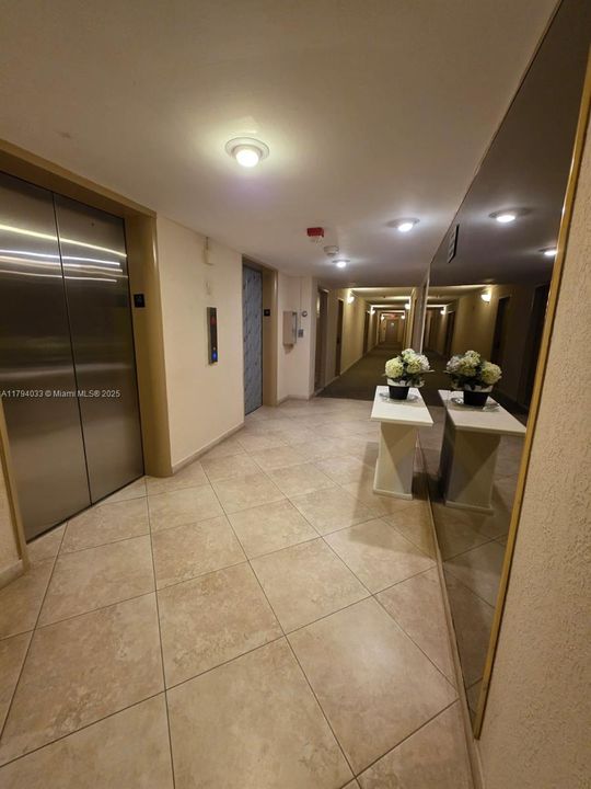 For Sale: $519,000 (1 beds, 2 baths, 918 Square Feet)