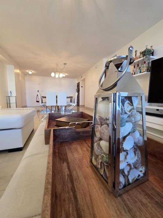 For Sale: $519,000 (1 beds, 2 baths, 918 Square Feet)