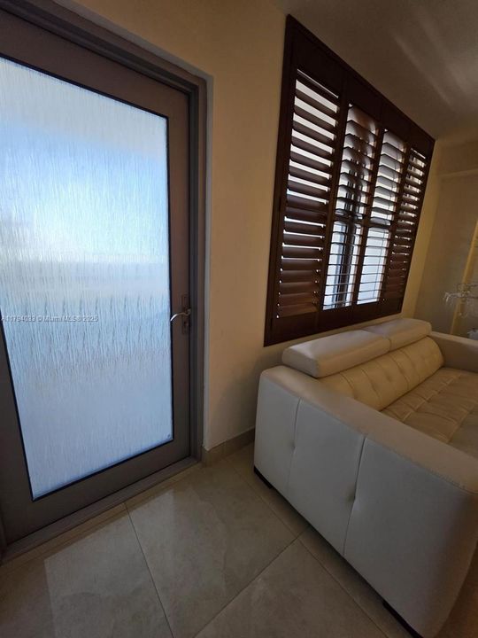 For Sale: $519,000 (1 beds, 2 baths, 918 Square Feet)