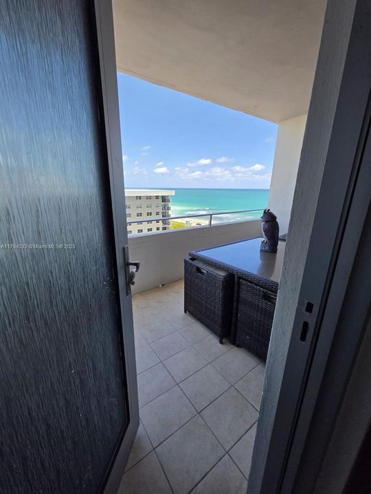 For Sale: $519,000 (1 beds, 2 baths, 918 Square Feet)