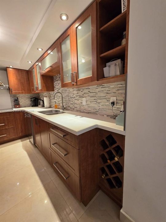 For Sale: $519,000 (1 beds, 2 baths, 918 Square Feet)