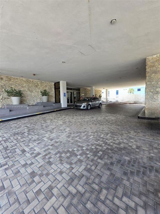 For Sale: $519,000 (1 beds, 2 baths, 918 Square Feet)