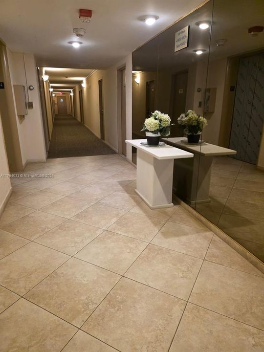 For Sale: $519,000 (1 beds, 2 baths, 918 Square Feet)