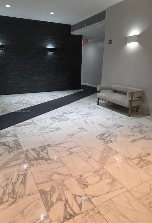 For Sale: $519,000 (1 beds, 2 baths, 918 Square Feet)