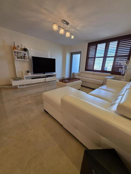 For Sale: $519,000 (1 beds, 2 baths, 918 Square Feet)