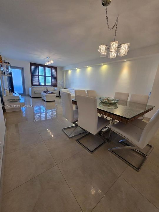 For Sale: $519,000 (1 beds, 2 baths, 918 Square Feet)