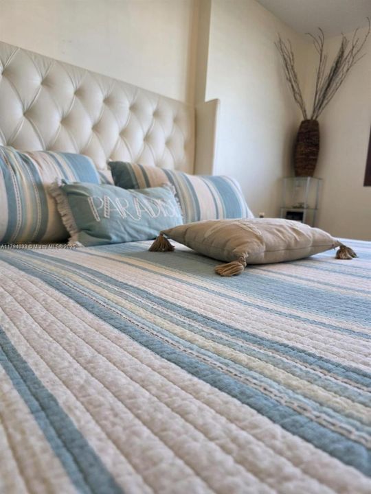 For Sale: $519,000 (1 beds, 2 baths, 918 Square Feet)