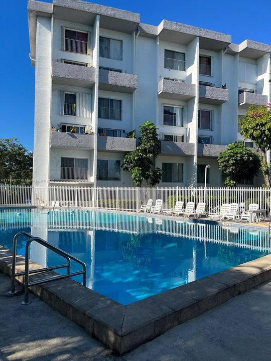 待售: $194,000 (2 贝兹, 1 浴室, 967 平方英尺)