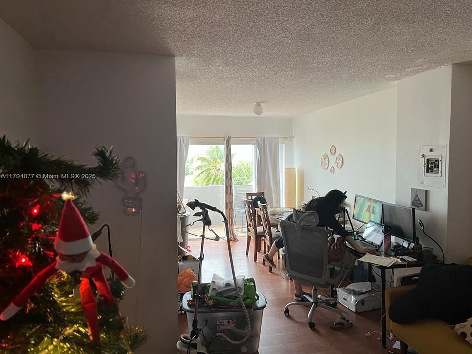 待售: $194,000 (2 贝兹, 1 浴室, 967 平方英尺)