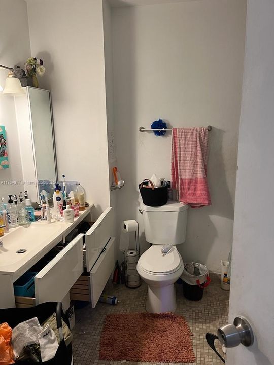 待售: $194,000 (2 贝兹, 1 浴室, 967 平方英尺)