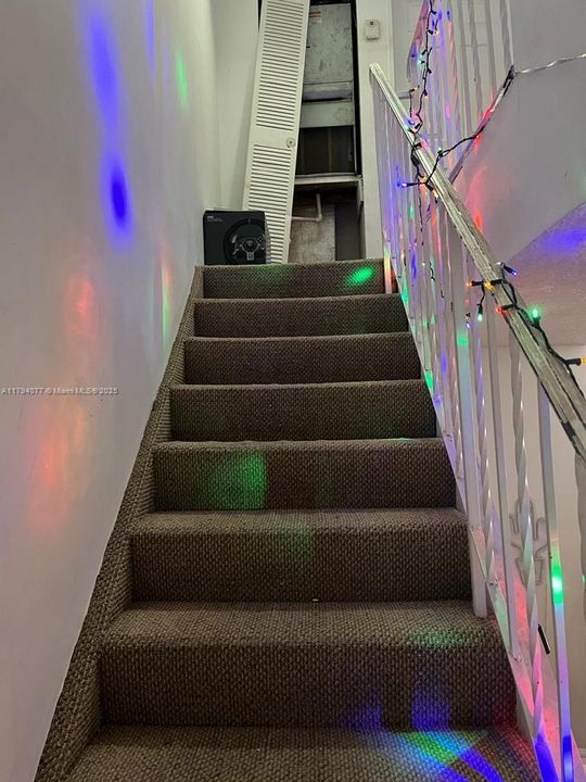 待售: $194,000 (2 贝兹, 1 浴室, 967 平方英尺)