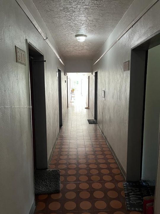 待售: $194,000 (2 贝兹, 1 浴室, 967 平方英尺)