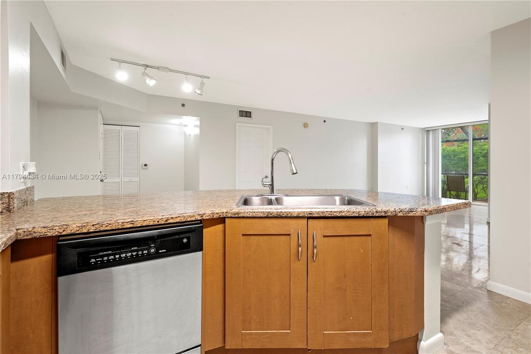 Недавно арендовано: $2,350 (2 спален, 2 ванн, 1035 Квадратных фут)