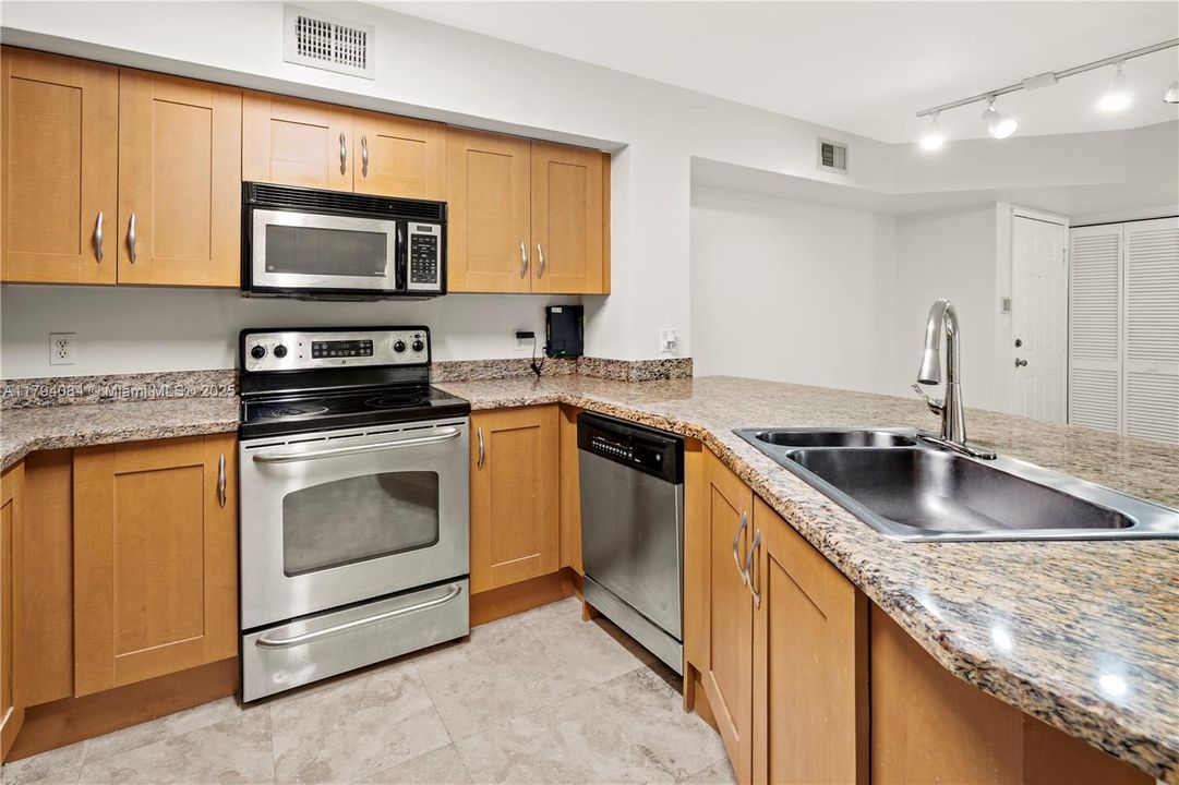 Недавно арендовано: $2,350 (2 спален, 2 ванн, 1035 Квадратных фут)