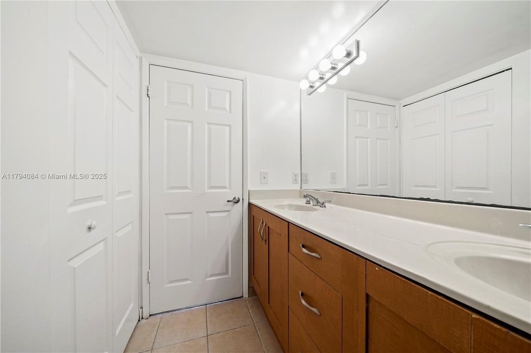 Недавно арендовано: $2,350 (2 спален, 2 ванн, 1035 Квадратных фут)