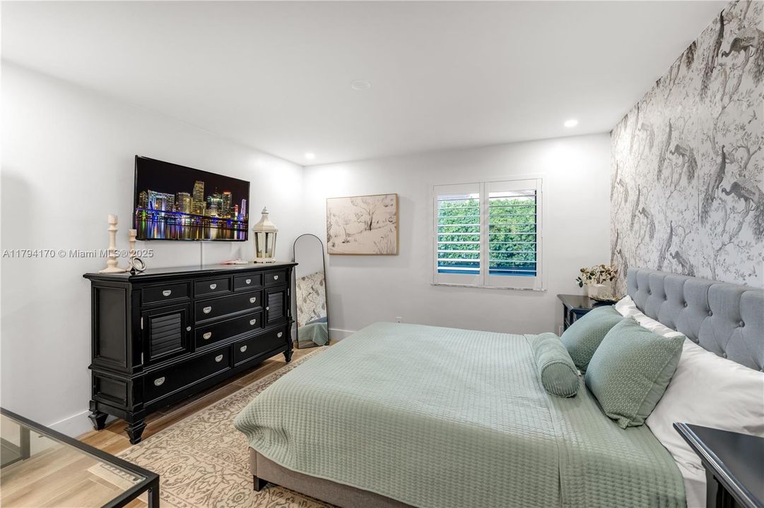 最近售出: $1,995,000 (5 贝兹, 3 浴室, 0 平方英尺)