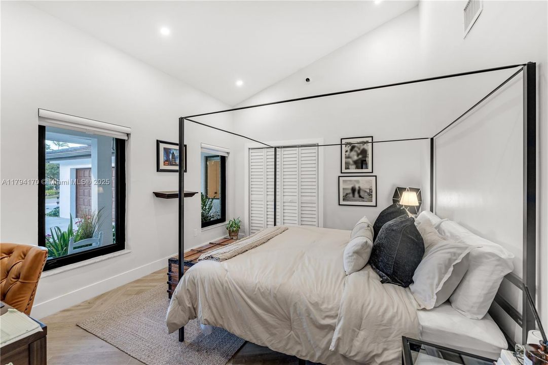 最近售出: $1,995,000 (5 贝兹, 3 浴室, 0 平方英尺)