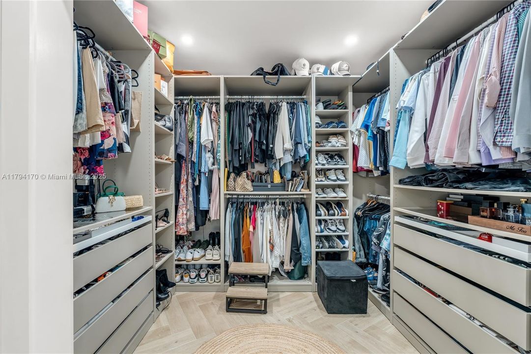 最近售出: $1,995,000 (5 贝兹, 3 浴室, 0 平方英尺)