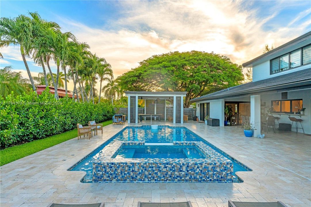 最近售出: $1,995,000 (5 贝兹, 3 浴室, 0 平方英尺)