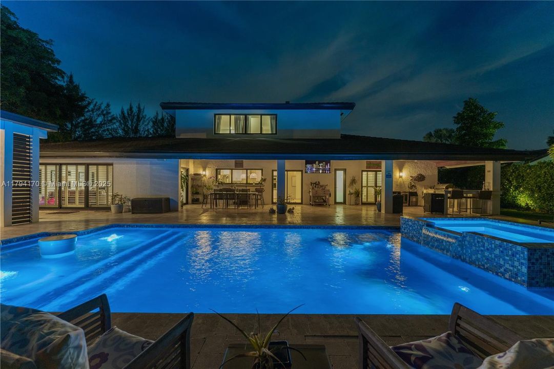 最近售出: $1,995,000 (5 贝兹, 3 浴室, 0 平方英尺)