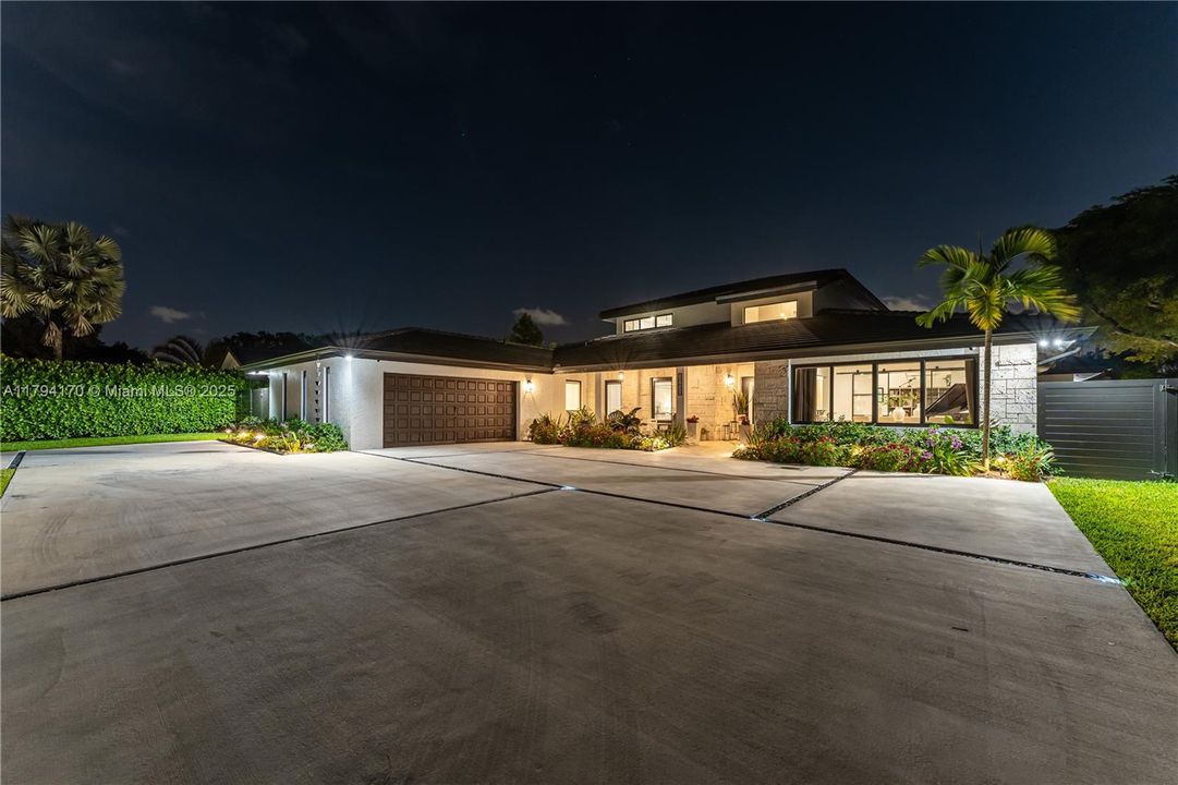 最近售出: $1,995,000 (5 贝兹, 3 浴室, 0 平方英尺)