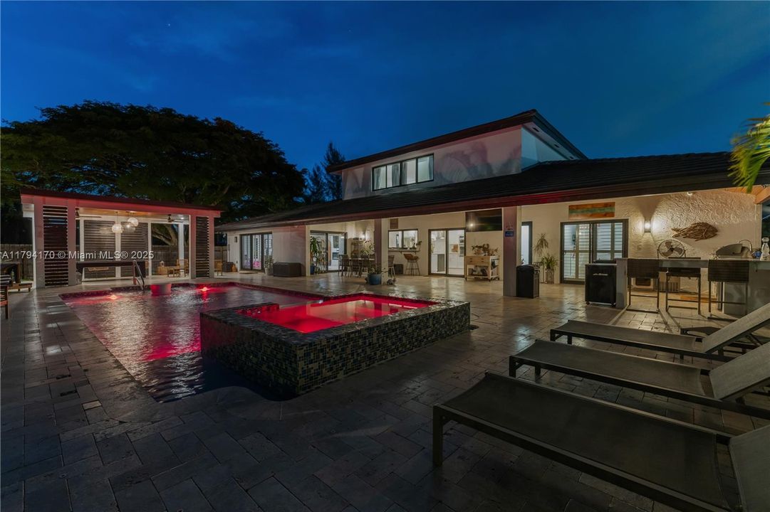 最近售出: $1,995,000 (5 贝兹, 3 浴室, 0 平方英尺)