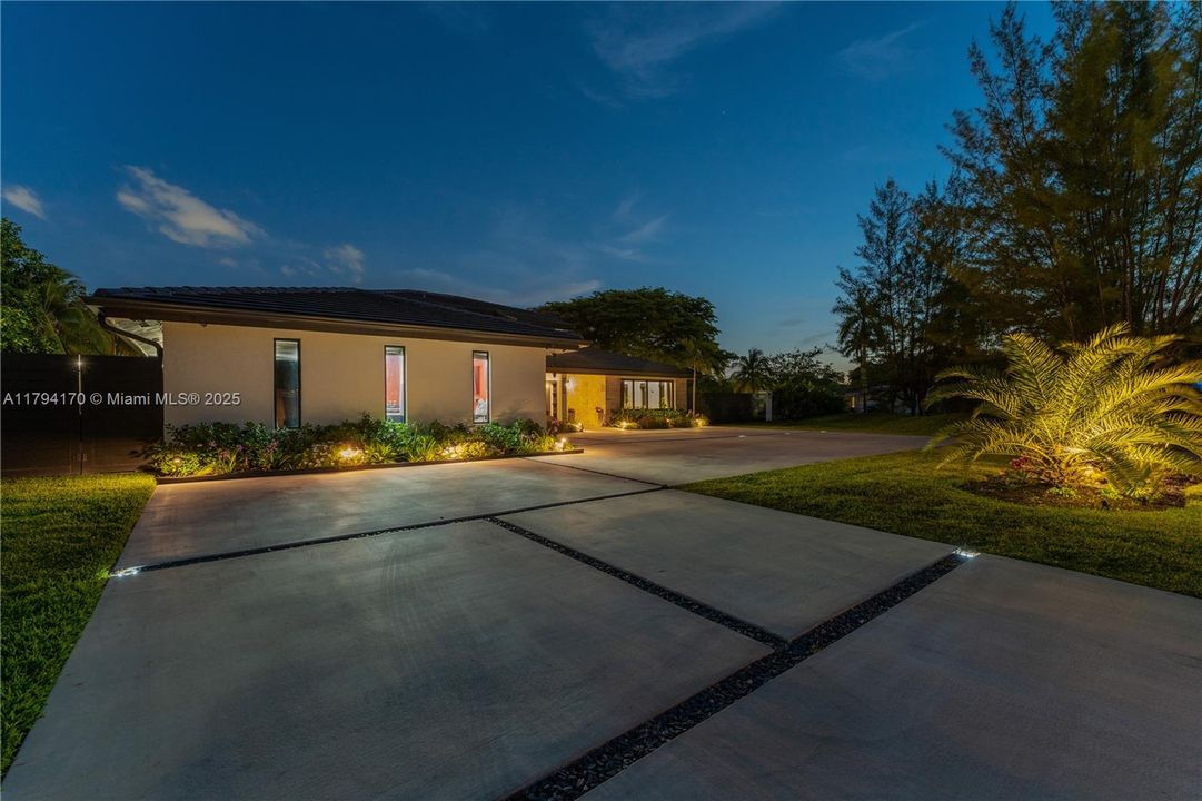 最近售出: $1,995,000 (5 贝兹, 3 浴室, 0 平方英尺)