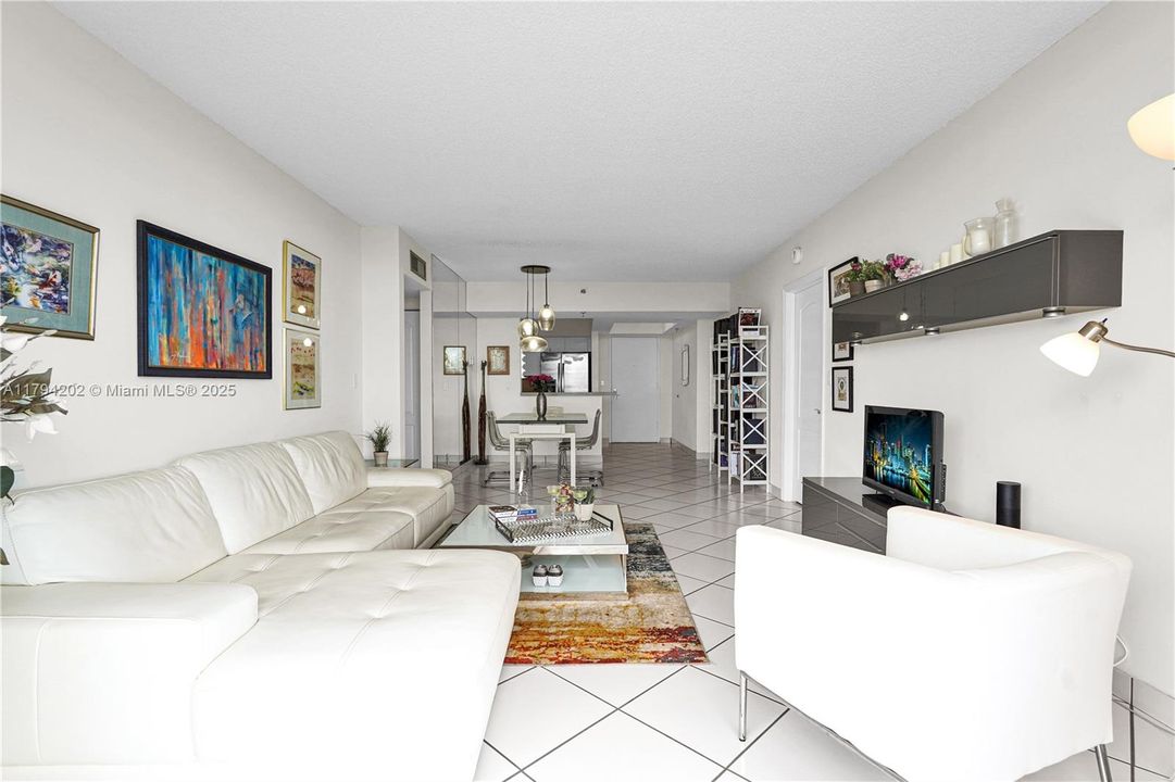 For Sale: $1,050,000 (2 beds, 2 baths, 1170 Square Feet)