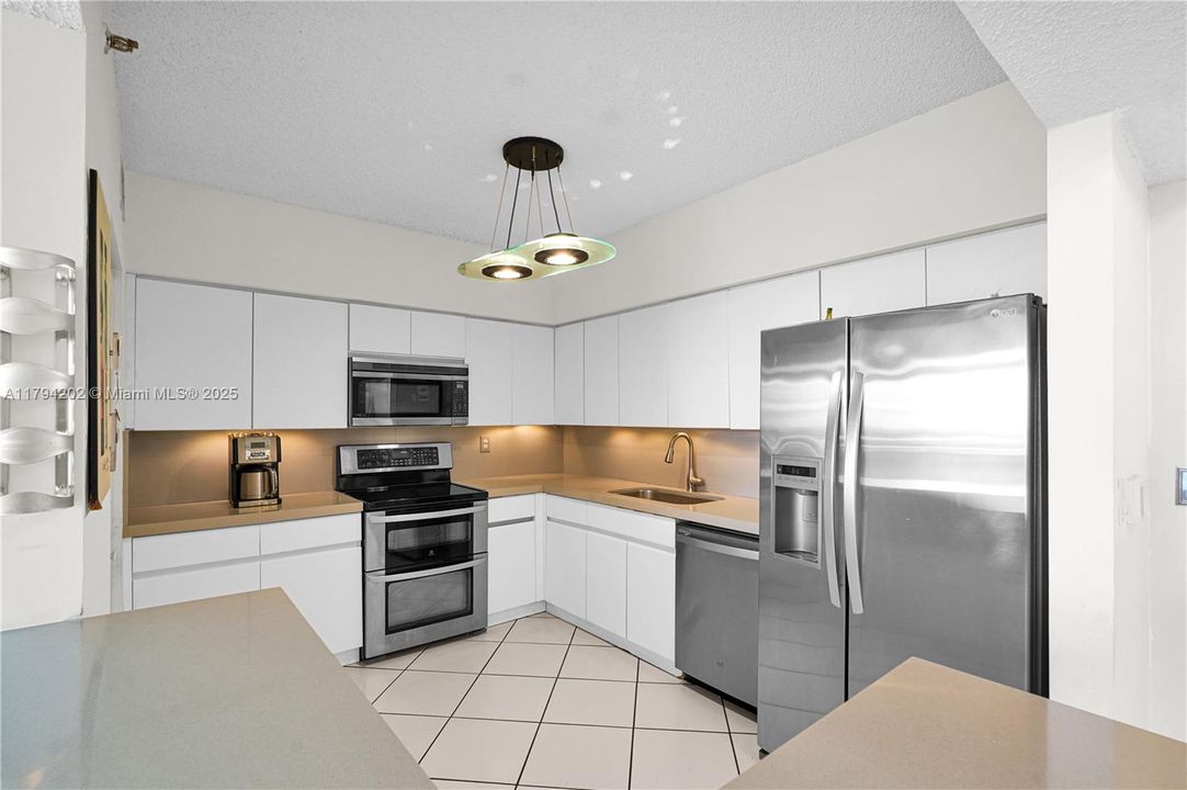 For Sale: $1,050,000 (2 beds, 2 baths, 1170 Square Feet)