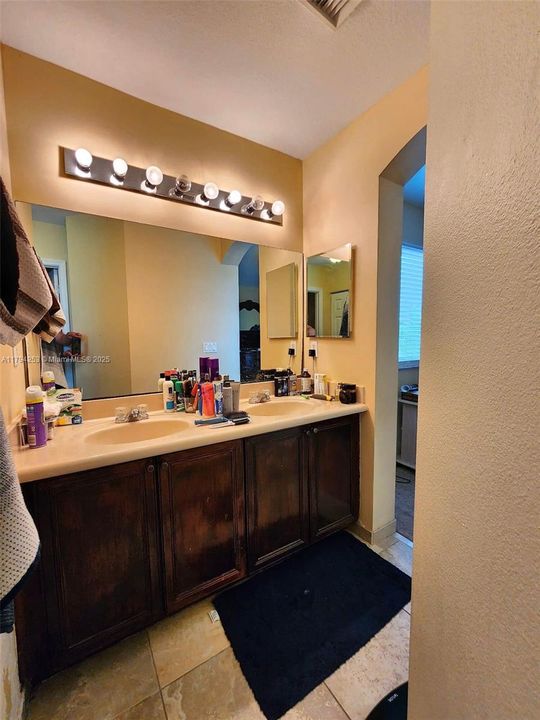 На продажу: $365,000 (3 спален, 2 ванн, 1571 Квадратных фут)