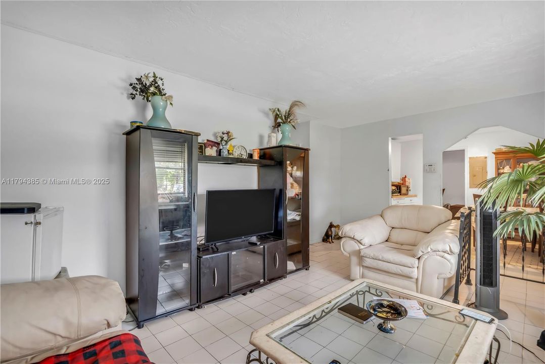 Под контрактом: $106,660 (3 спален, 2 ванн, 1258 Квадратных фут)